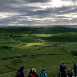 Kijk vooral even hoe mooi het zonlicht over het landschap heen schijnt en zich verplaatst