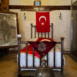 Room with items from the original house where Atatürk was hosted during the war — Bey Mahallesi.