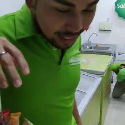 Eigentlich wollte er mir nur helfen aber ich machte mir ein Spaß und brachte ihn das in Deutsch bei