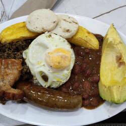 Vegetarier haben hier zu kämpfen da es fast nur Fleisch gibt. Menü mit Kaffee süße 4,25€