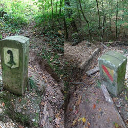 Grenzsteine auf dem Weg in das Ruschbachtal