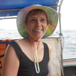 Moni hat einen neuen Bootausflugshut👒