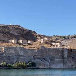 Cruising by Rumkale on the way back to Halfeti — Halfeti Boat Tour.