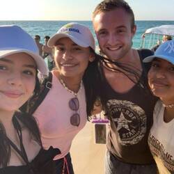 Die Kinder der Familie wollten unbedingt ein Foto mit den weißen Deutschen...