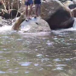 Einsamer Wasserfall. Lediglich ein Vater war mit seiner Tochter dort, mit denen ich mich auf Anhieb super vers