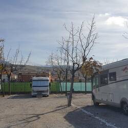 Unser schöner Stellplatz mit Blick auf die schneebedeckten Berge der Sierra Nevada