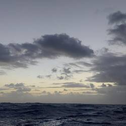 Der Sonnenaufgang oben sieht man die Sichel des abnehmenden Mondes