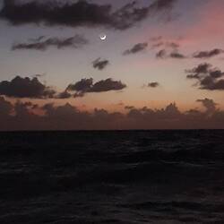 Da, da vorhin gerade eben noch der Sonnenuntergang war steht jetzt der Mond