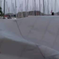 Die Dicke im Wind und hinten Peter auf dem Masten das Fall richten