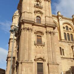 Für die Fertigstellung des zweiten Turms hat leider das Geld 💰 nicht gereicht ...