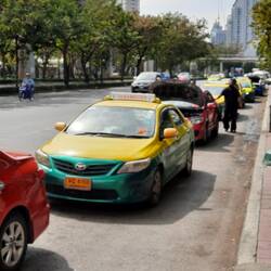 Taxischlange vor dem Weekend Market