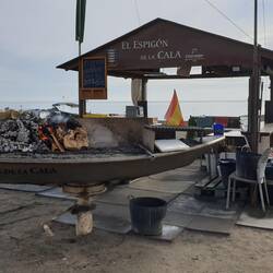 Hier wurde für uns ein köstlicher Wolfsbarsch gegrillt 😋.