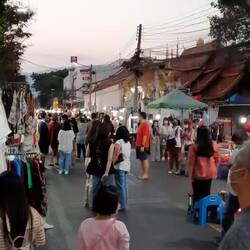 Morgens und abends wird jeweils um 6 Uhr die Nationalhymne an öffentlichen Plätzen abgespielt - alle halten in
