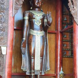 Buddhastatuen aus Holz