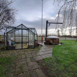 Zwischen Pferdekoppeln und Wintergarten entdecken wir dieses Fass.
