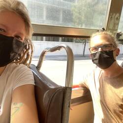 Wir, glücklich während der Busfahrt :)