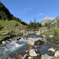 los gehts am Bach entlang