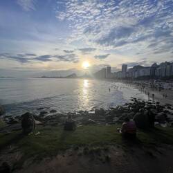 Blick über die gesamte Copacabana von Leme nach Arpoador