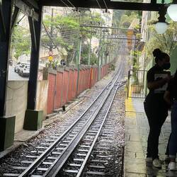 Von da geht es steil nach oben