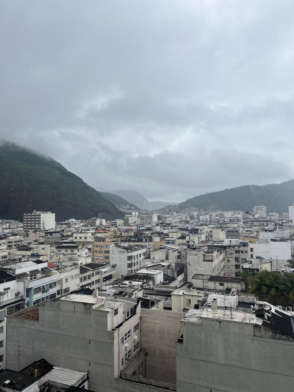 Die Sicht hinter der Katalogfront der Copacabana. Dicht bebaut und übergehend in Favelas