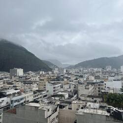 Die Sicht hinter der Katalogfront der Copacabana. Dicht bebaut und übergehend in Favelas