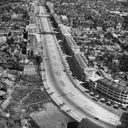 Ratchadamnoen Ave. 1950 aus der Luft; vorn Biegung zum Sanam Luang, hinten das Demokratiedenkmal