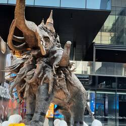 Erawan, der mythische Elefant, ist das Reittier Indras - Statue vor dem Maha Nakhon-Gebäude