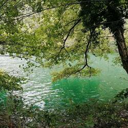 Bei sonnigem Wetter kommt das türkisgrüne Wasser noch besser zur Geltung