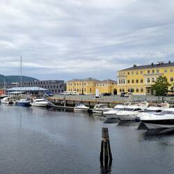 rechts der Bahnhof und links mein Hotel