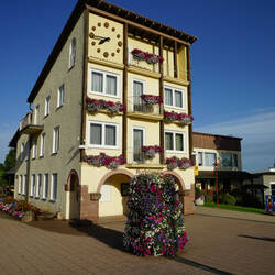 Der Westweg führt am Kurhaus in Dobel vorbei