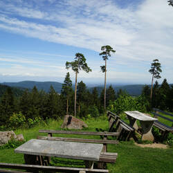 Pausenbänke mit Aussicht von der Hahnenfalzhütte