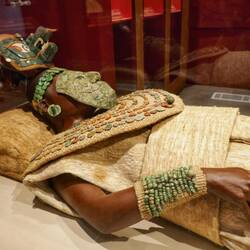 Reine rouge et parures, masque mortuaires