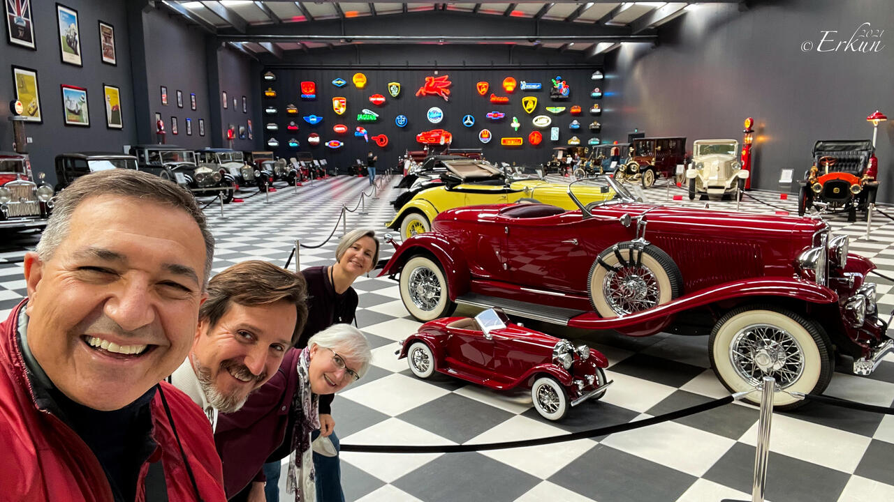 Having fun with a 1932 Auburn Cabriolet and "its baby" — Key Museum in Torbalı, İzmir.