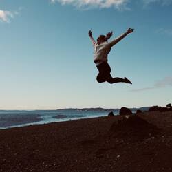 Mer händs versuecht noche z'mache 🕊