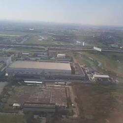 Landung in Bangkok-Suvarnabhumi - am Horizont ist die Hochhaus-Skyline von Bangkok erahnbar