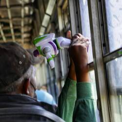 Un enfant jouant avec un buzz l'éclair !