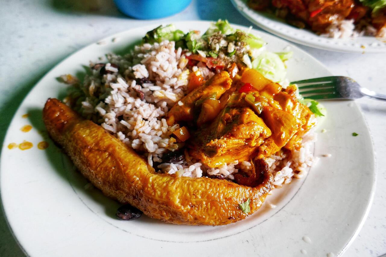 Rice & beans with chicken. Le plat national