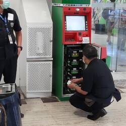 Ein Geldautomat wird befüllt - ATM = Automatic Teller Machine