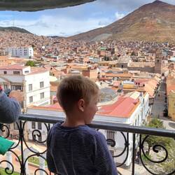 Auf dem Glockenturm der Catedral Villa de Imperial Potosí, im Hintergrund der Minenberg