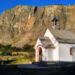 Toni Egger Gedenkkappelle mit Hauswand im Hintergrund