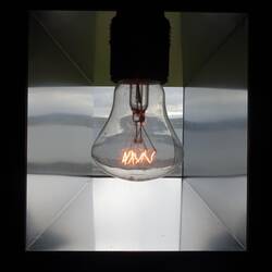 Für jeden der 91 getöteten Menschen brennt ein Licht in einem kleinen Fenster...