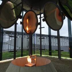 Sieben runde Spiegel blicken wie Richter auf das Opfer herab.