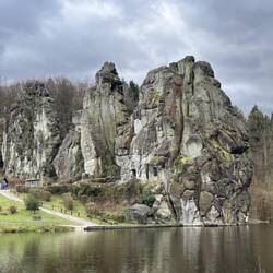 Externsteine, mit See davor