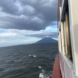 Zurück mit der Ferry Vulkan im Hintergrund 💪