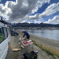 Acho in Ushuaia heissts zerscht mol Schiibe repariere