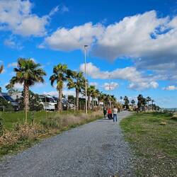 Nur ein Fußweg trennt den Platz vom Meer.