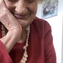 סבתא שואלת אם אני כבר חוזרת לארץ חודש הבא