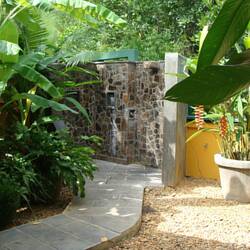 In den Tropen ist es egal, ob die Dusche innen oder außen ist