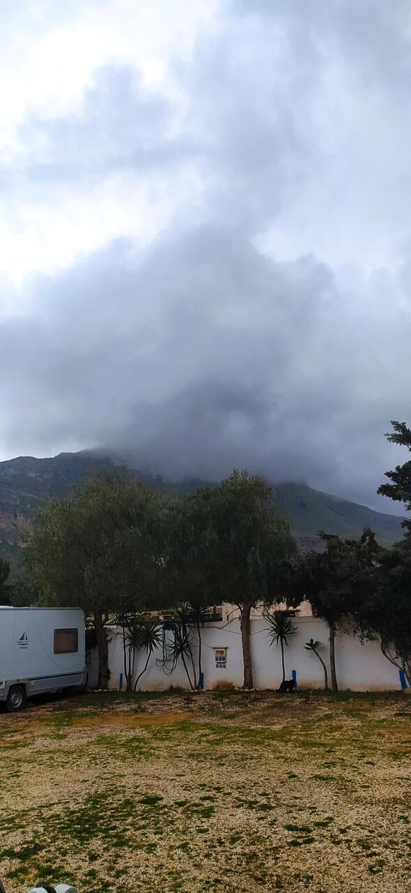 Unser Hausberg in der Regenwolke