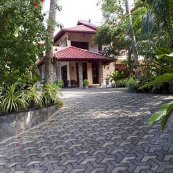 Auch solche Gebäude gibt es hier.